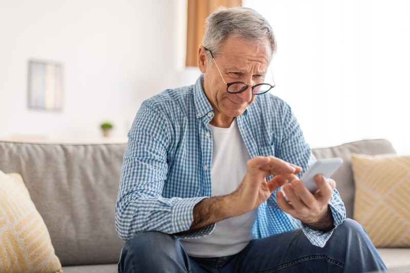 Är du över 60 år och upplever att du börjar få svårt att läsa eller att du ser suddigt?